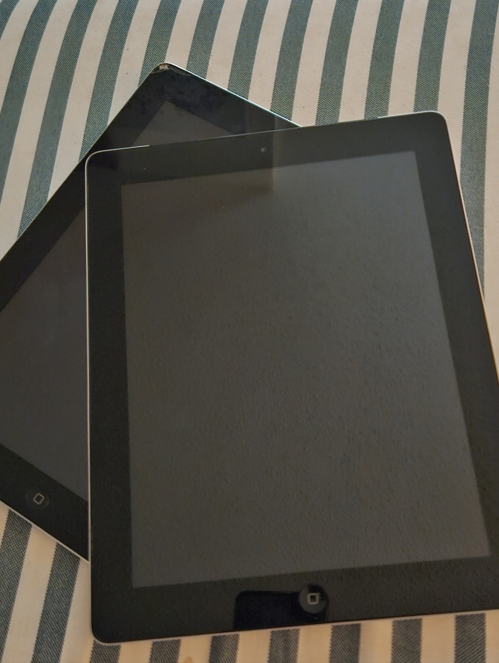 Lot of 2 Apple iPad 2 (16GB) - Cracked Screens / Untested / For Parts